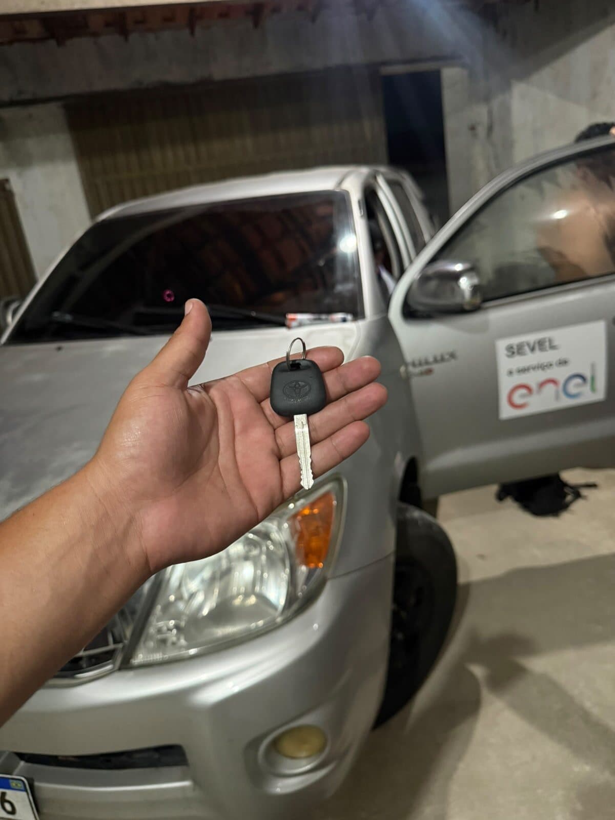 Chaveiro 24h fazendo chave de Toyota Hilux à noite em Aquiraz