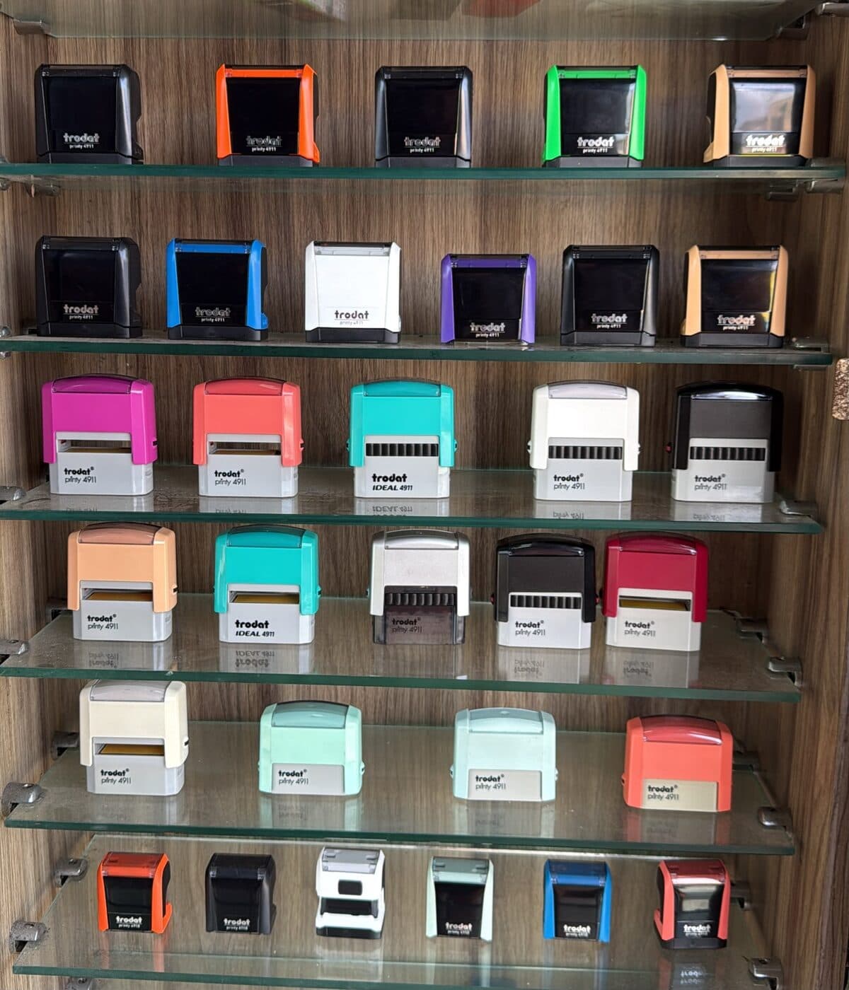 Carimbos automáticos personalizados de várias cores feitos pela Chaveiro JHON