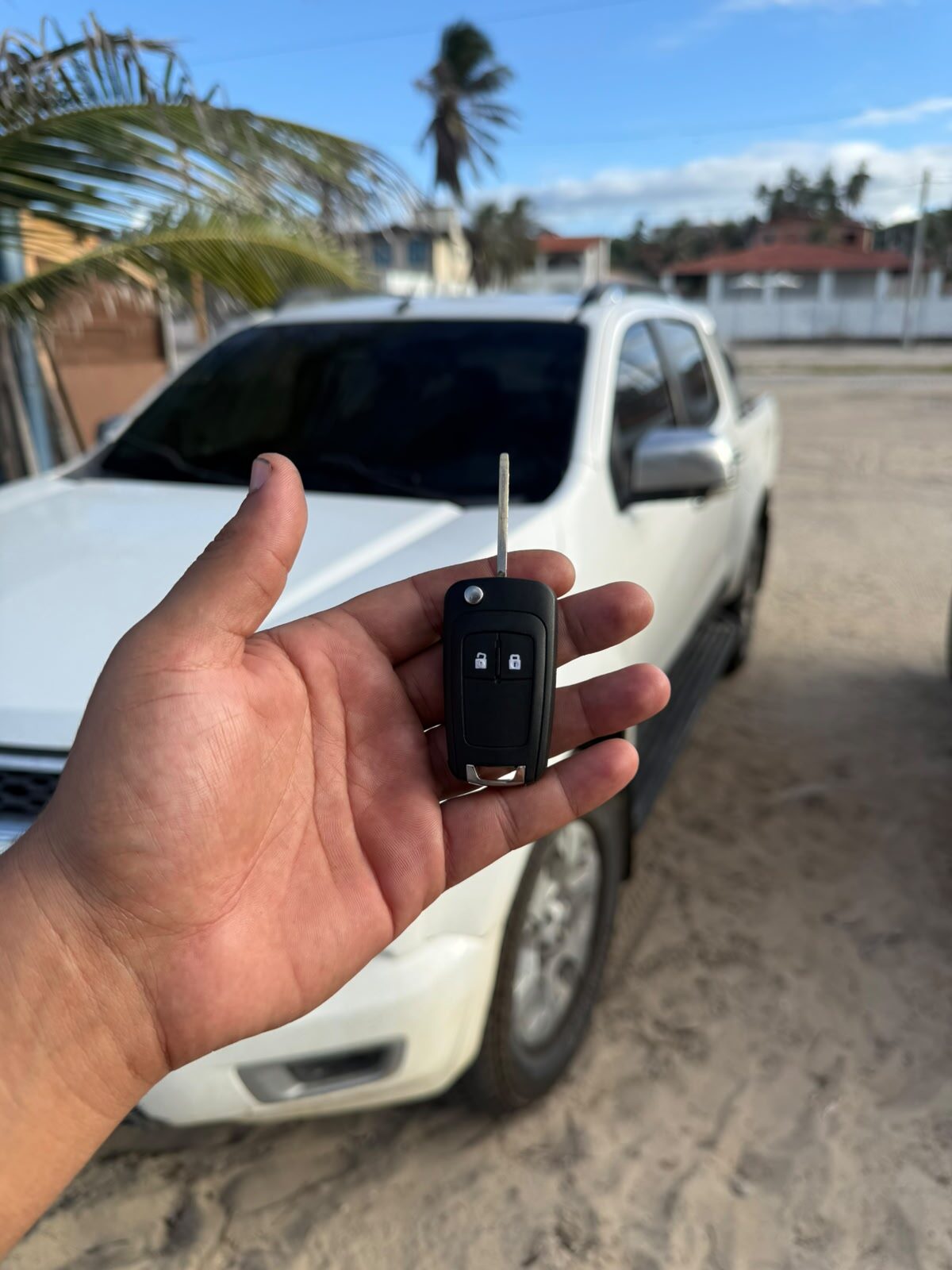 Chaveiro JHON entregando chave canivete automotiva nova ao cliente
